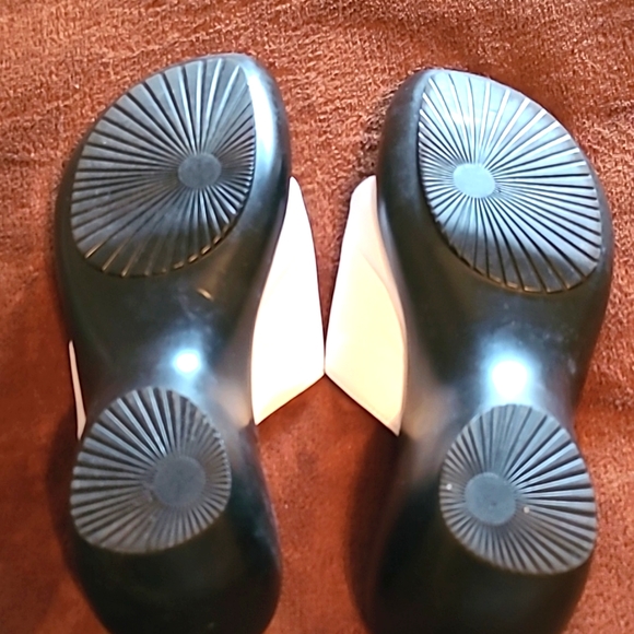 Covington white & black sandals 8M - Picture 7 of 11